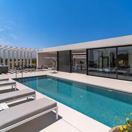 Amara Luxury Villa *