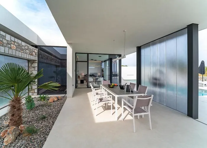 Amara Luxury Lachania